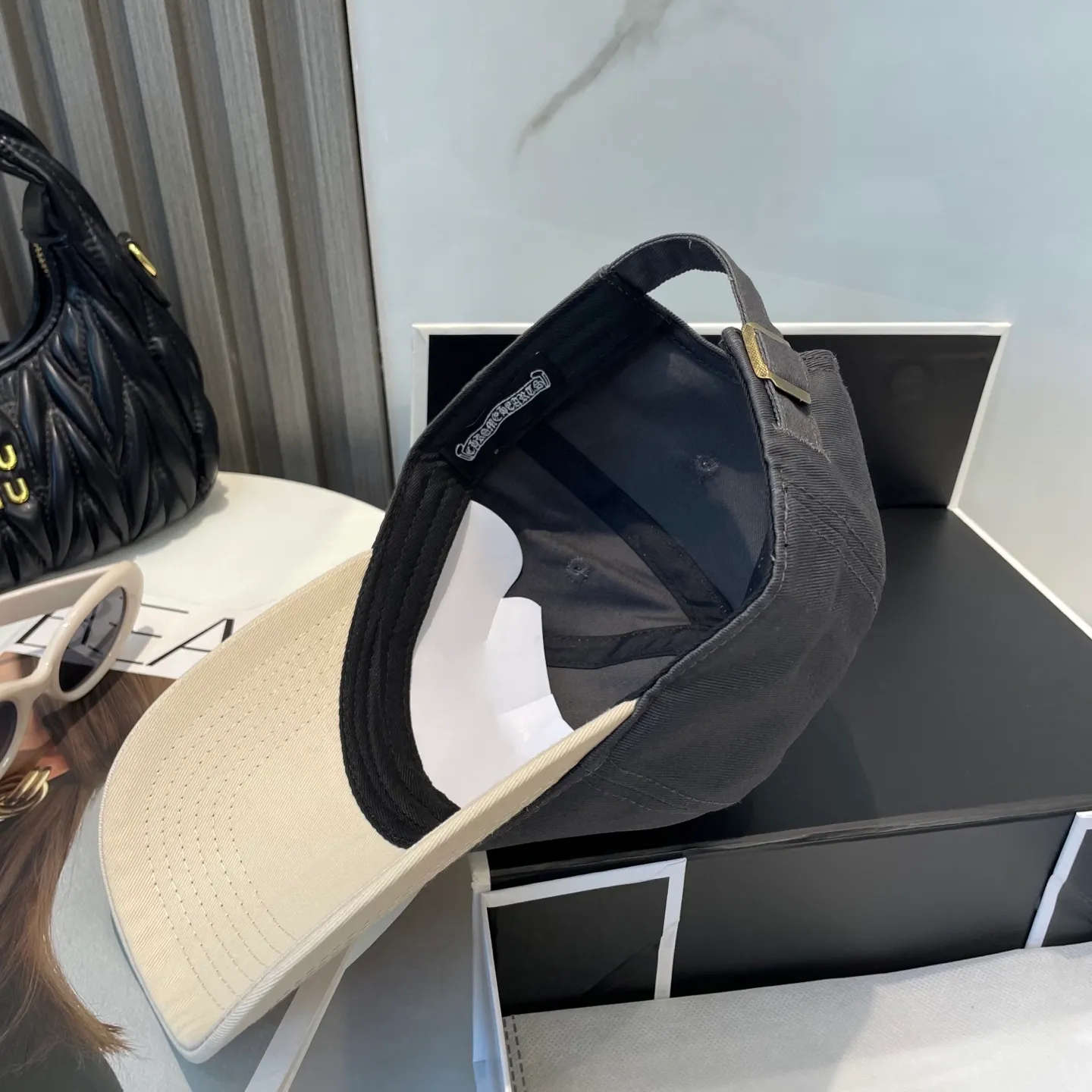 P60 Crow Heart 🆕🆕New color-blocked baseball cap, personalized and fashionable classic cross logo, casual with a cool feeling, unisex style, same style for men and women! Very easy to match! Head circumference: 56-58cm is available